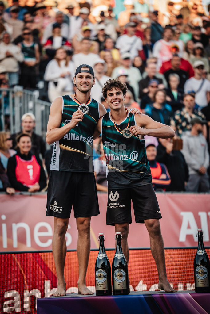 Beachvolleyball | Frauen und Männer | Deutsche Meisterschaften 2025 Timmendorfer Strand | 07.09.2025 | Die Silbermedaillengewinnerinnen und Gewinner Vizemeister v.l. Paul Henning und Lui Wüst
