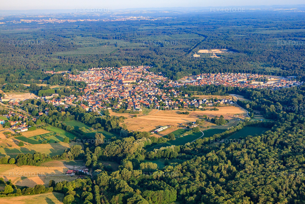 Luftbild: Ortsansicht von Osten in Soufflenheim im Bundesland Bas-Rhin in Frankreich. – Foto: IMG_68006.jpg vom 19.06.2014 durch Werner Riehm/FLY-FOTO.de – Auflösung des Originals: 4752 x 3168 px