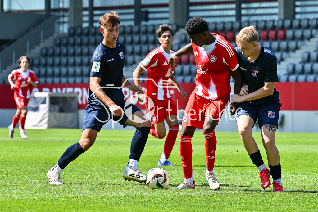 FC Bayern München U19 - SpVgg Unterhaching U19 | im Duell Allen Junior LAMBE (FC Bayern U19 8) und Andreas SCHWEINSTEIGER (Haching 5) / Zweikampf / U19 DFB-Nachwuchsliga: FC Bayern München U19 - SpVgg Unterhaching U19; FC Bayern Campus am 10.08.2025
