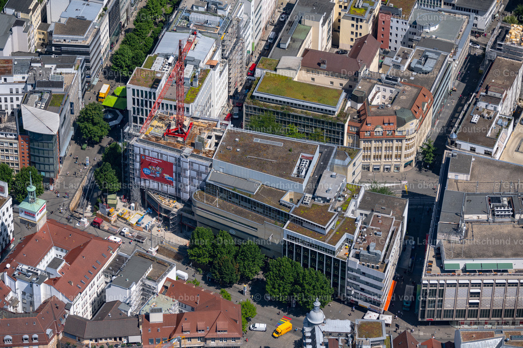 4034782 | STUTTGART 22.07.2020 Baustelle zum Umbau und zur Modernisierung und Sanierung eines Büro- und Geschäftshauses an der Königstraße in Stuttgart im Bundesland Baden-Württemberg, Deutschland. Weiterführende Informationen bei: Mack Gerüsttechnik GmbH,  STINAG Stuttgart Invest AG. // Construction site for reconstruction and modernization and renovation of an office and commercial building on Koenigstrasse in Stuttgart in the state Baden-Wurttemberg, Germany. Further information at: Mack Geruesttechnik GmbH,  STINAG Stuttgart Invest AG. Foto: Gerhard Launer