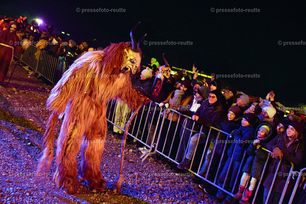 news-2022-Dez03-Krampusumzug-Reutte-WTV_5605 | Info aus dem Bezirk Reutte/Ausserfern Tirol sowie eine umfangreiche Bilddatenbank über die gesamte Region: Lechtal, Talkessel Reutte, Tannheimertal, Zwischentoren. Lech, Plansee, Zugspitze, Grenztunnel, B179, Fernpassstraße, Verkehr, Lawinen, Tradition, - Realisiert mit Pictrs.com
