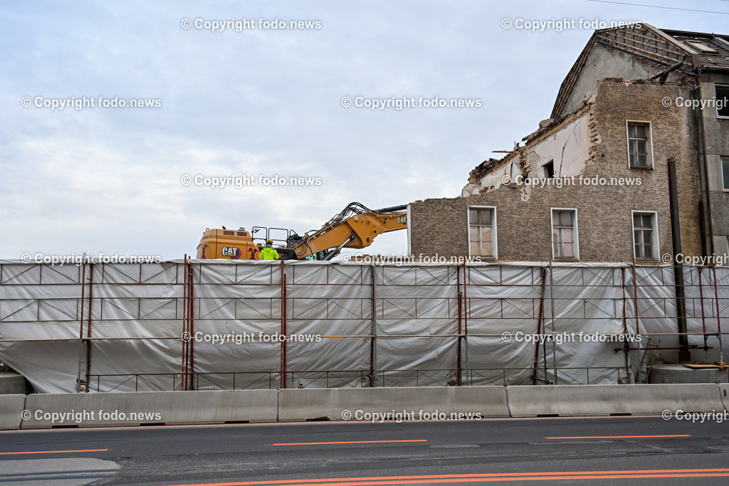 Linz_ Waldeggstrasse_ Abbruchhaeuser_ 22.02.2024-6 | 22.02.2024, Linz, AUT, Waldeggstrasse, im Bild  Abbruchhaeuser fuer Westring A26, Baustelle, Bagger, Schutt, Abriss, Autobahnbau, Asfinag, Infrastruktur, Strassenbau, Verkehrszeichen, 30er

