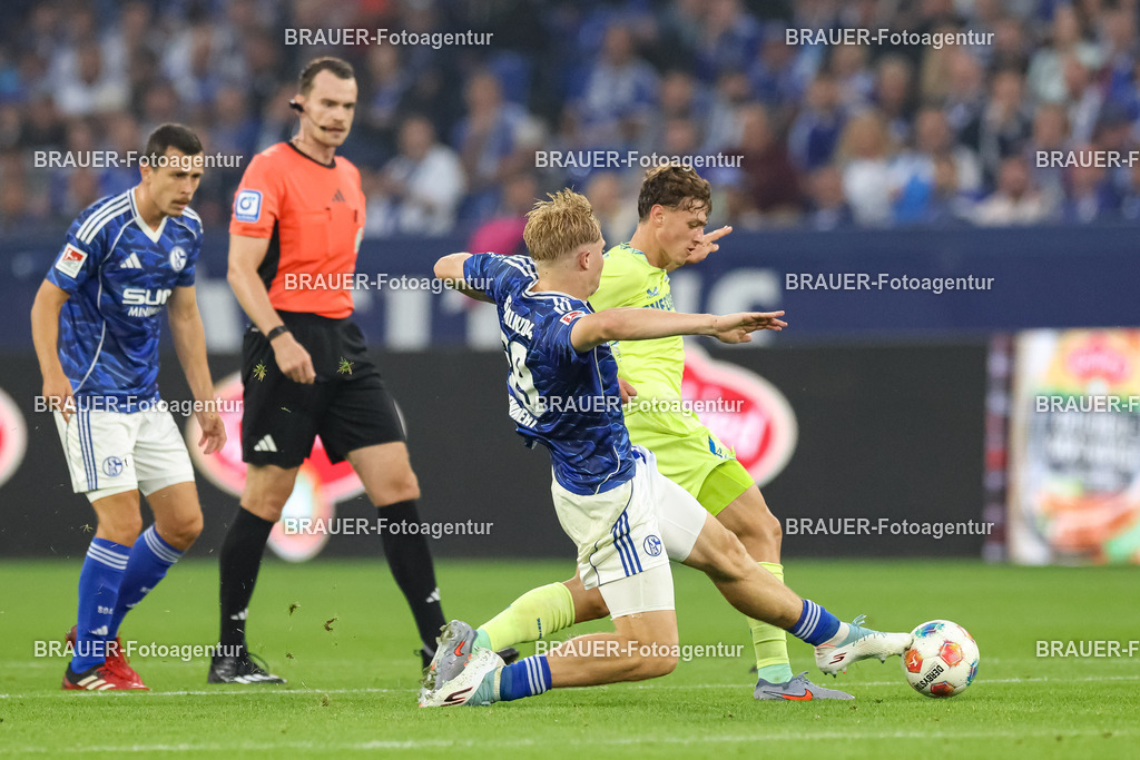 1_S04BER_20250801_1717.JPG -  - FC Schalke 04 - Hertha BSC Berlin - 2. Bundesliga | Gelsenkirchen, Deutschland, 01.08.25: Peter Remmert (FC Schalke 04) und Maurice Krattenmacher (Hertha BSC Berlin) im Kampf um den Ball waehrend des Spiels der 2. Bundesliga zwischen FC Schalke 04 - Hertha BSC Berlin in der Veltins-Arena am 01. August 2025 in Gelsenkirchen, Deutschland. (Foto von Stefan Brauer/Brauer-Fotoagentur)DFB/DFL REGULATIONS PROHIBIT ANY USE OF PHOTOGRAPHS AS IMAGE SEQUENCES AND/OR QUASI-VIDEO.