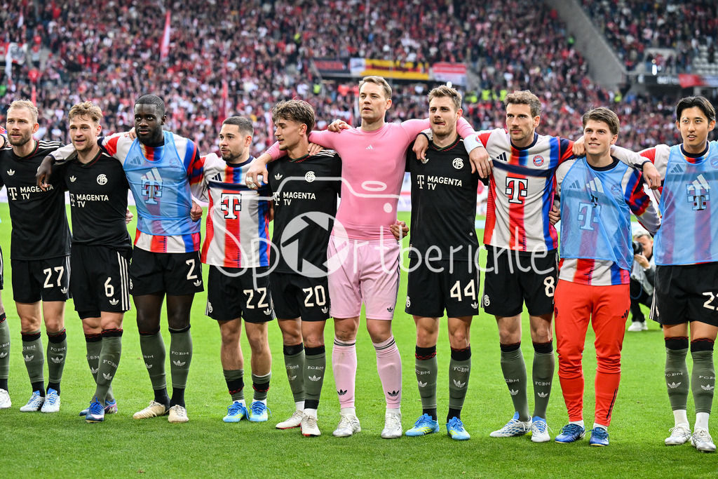 SC Freiburg - FC Bayern München | FREIBURG, GERMANY - 04. APRIL: die Spieler der Gäste feiern zusammen mit den Fans den 2-3 Auswärtssieg in Freiburg während dem Bundesligamatch zwischen dem SC Freiburg und dem FC Bayern München am 28. Spieltag im Europa-Park Stadion / DFL REGULATIONS PROHIBIT ANY USE OF PHOTOGRAPHS AS IMAGE SEQUENCES AND/OR QUASI-VIDEO / Jonathan TAH (FC Bayern Munich 4), Konrad LAIMER (FC Bayern Munich 27), Joshua KIMMICH (FC Bayern Munich 6), Dayot UPAMECANO (FC Bayern Munich 2), TOM BISCHOF (FC Bayern Munich 20), Manuel NEUER (FC Bayern Munich 1), Josip STANISIC (FC Bayern Munich 44), Leon GORETZKA (FC Bayern Munich 8), Hiroki ITO (FC Bayern Munich 21) und Jonas Kurt URBIG (FC Bayern Munich 40)