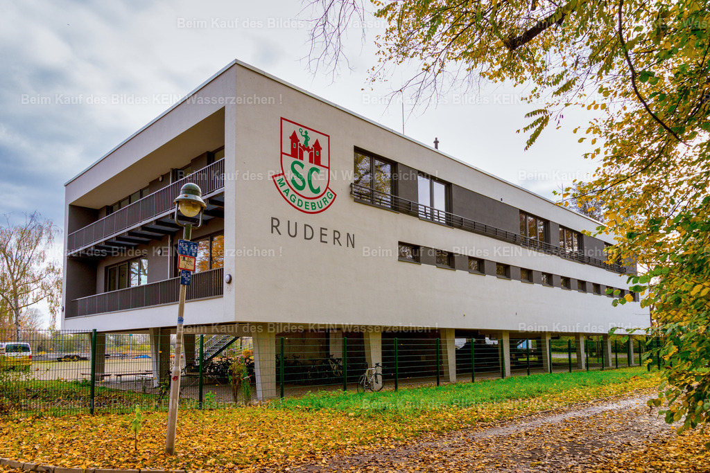 Magdeburg-7254 | An manchen Orten lohnt es sich, einen Moment stehen zu bleiben.Im Ruderhaus haben über viele Jahre Spitzensportler und Weltmeister trainiert. Wenn man das weiß, schaut man das Gebäude plötzlich mit ganz anderen Augen. Hinter manchen Fassaden steckt eben mehr Geschichte, als man auf den ersten Blick vermutet. - Realisiert mit Pictrs.com