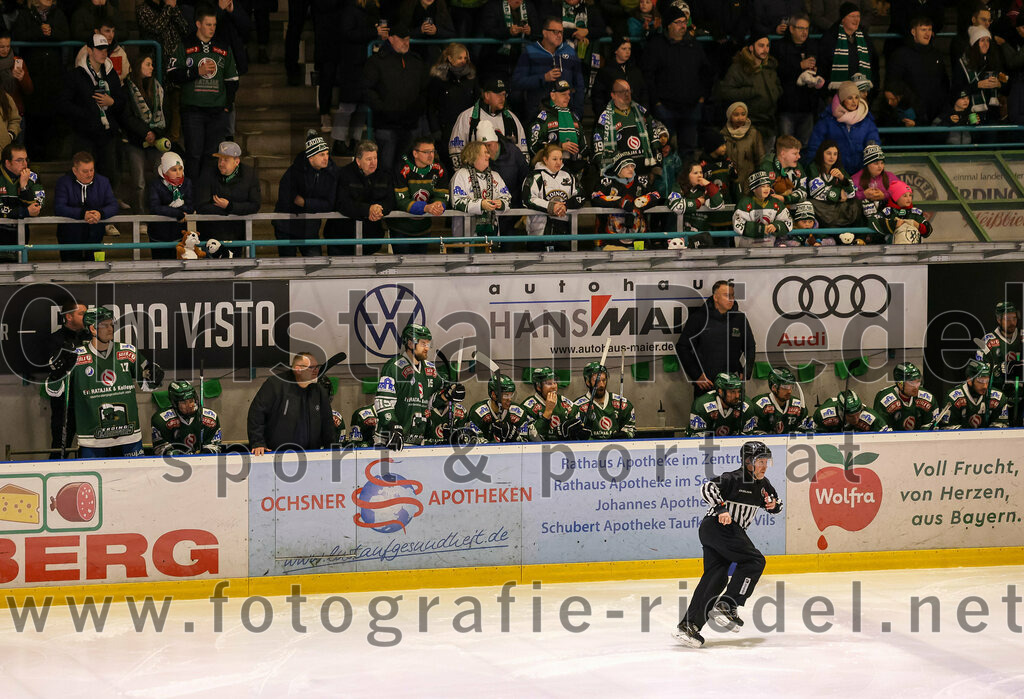 2024-02-02_025_TSV_Erding_gegen_ERSC_Amberg | Erding, Deutschland, 02.02.2024:
Eishockey, Bayernliga Vorrunde 2023 / 2024, 30. Spieltag, TSV Erding gegen ERSC Amberg, Endergebnis: 1:0

Teamchef Thomas Daffner (Erding Gladiators)

Foto: Christian Riedel / fotografie-riedel.net