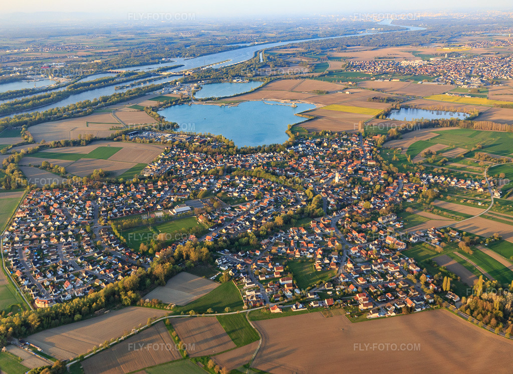 Aerial view: Overview of locations from the northeast in Offendorf in the state Bas-Rhin, France. – Photo: IMG_126542.jpg taken on 04/25/2021 by Werner Riehm/FLY-FOTO.com – Resolution of the original: 5000 x 3648 px