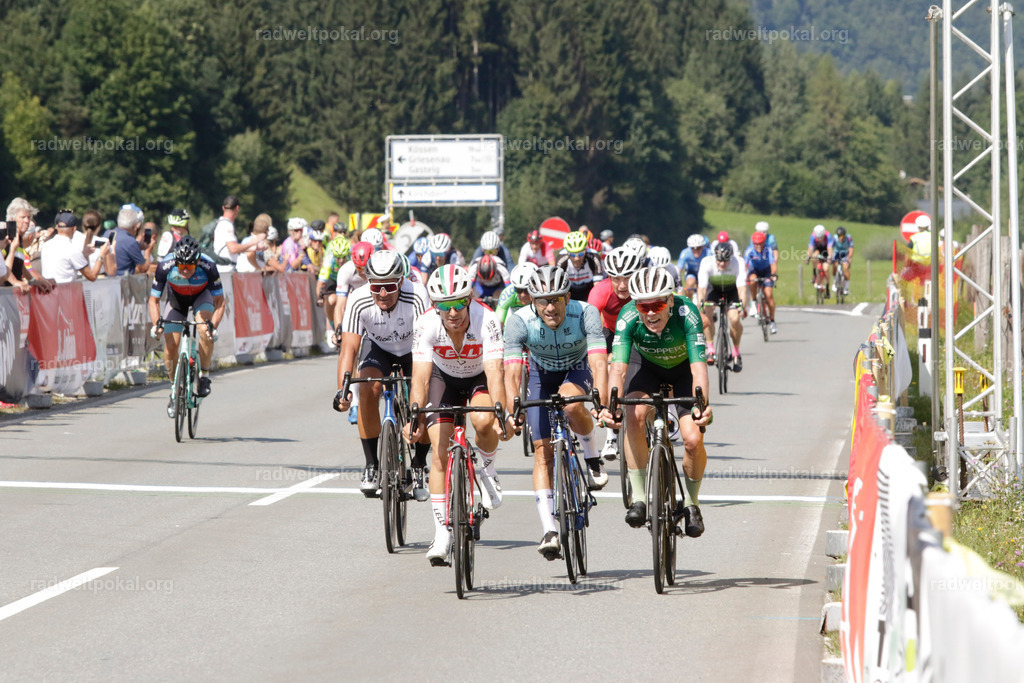 1077_20230817_Bewerb_Maenner_Muehlanger | AUT - OESTERREICH, 2023-08-16: SPORT RENNRAD-FAHREN - 55. INTERNATIONALER RADWELTPOKAL IN ST. JOHANN IN TIROL  - Vintage-Radrennen mit WM-Bronze-Medaillen-Siegerin Christina Schweinberger, den Teilnehmer und Alexander Baumann (vom Orginastions-Team) - TAG 2 BEWERB MAENNER IN SECHS GRUPPEN  ; Foto: Roland Muehlanger