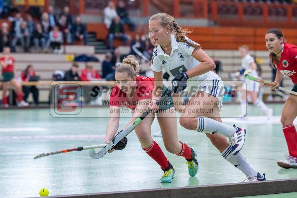 HK_20221126_101715 | 1. Bundesliga ( Halle ) Damen Crefelder HTC - Düsseldorfer HC am 27.11.2022 Crefelder HTC, Krefeld , Sophia Schwabe ( Düsseldorfer HC #18 ) , Hebert Myrthe ( Crefelder HTC #71 )