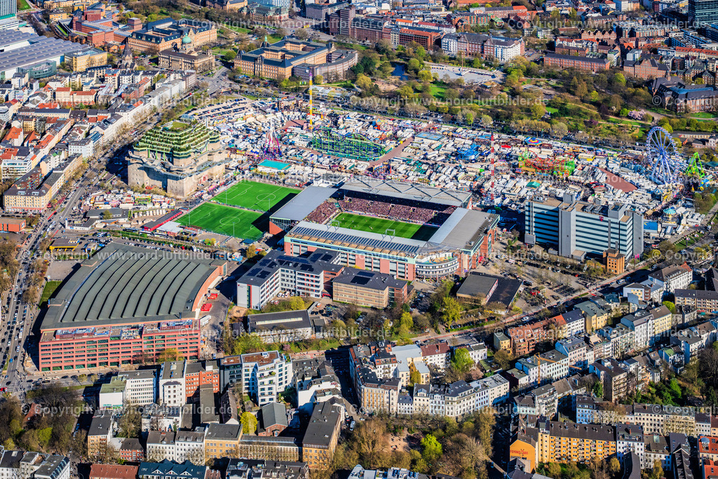 Hamburg_St_Pauli_Dom_Wallanlagen_Millerntor_Stadion_Bunker_Heiligengeistfeld_ELS_4240060425 | HAMBURG 06.04.2025 Sportstätten-Gelände der Arena des Stadion " Millerntor-Stadion " am Harald-Stender-Platz im Ortsteil Sankt Pauli in Hamburg, Deutschland. Weiterführende Informationen bei: Fußball-Club St. Pauli v. 1910 e.V.,  Professor Pfeifer und Partner Ingenieurbüro für Tragwerksplanung GmbH,  SHA Scheffler Helbich Architekten GmbH. // Sports facility grounds of the arena of the stadium "Millerntor- Stadion" in am Heiligengeistfeld in the St. Pauli district in Hamburg, Germany. Further information at: Fussball-Club St. Pauli v. 1910 e.V.,  Professor Pfeifer und Partner Ingenieurbuero fuer Tragwerksplanung GmbH,  SHA Scheffler Helbich Architekten GmbH. Foto: Martin Elsen