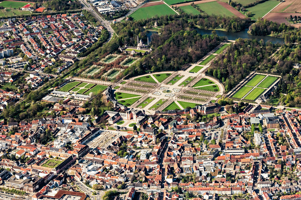 dr__0022007.jpg | SCHWETZINGEN 11.04.2019 Blick auf das Schloss Schwetzingen und den französische Barockgarten in Schwetzingen im Bundesland Baden-Württemberg. Das Schloss diente den pfälzischen Kurfürsten als Sommerresidenz und wurde in seiner heutigen Form ab dem Jahr 1697 errichtet. // Schwetzingen Castle and the French baroque garden in Schwetzingen in the state of Baden-Wuerttemberg. Foto: Daniel Reiter