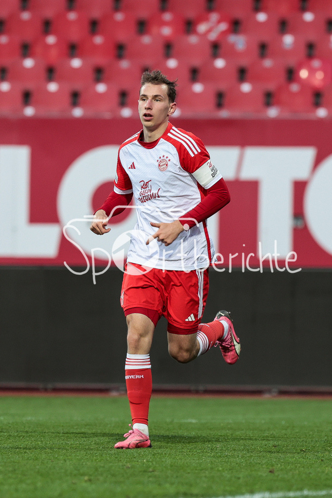 1. FC Nürnberg II - FC Bayern Amateure | in Aktion Lovro ZVONAREK (FCB #8) / Freisteller / Einzelfoto