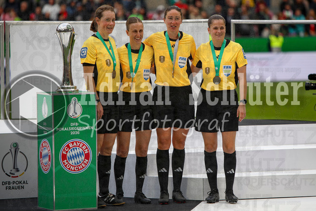 14.05.2026, GER, Fussball, Frauen, DFB-Pokal, Finale, Saison 2025/2026, VfL Wolfsburg - FC Bayern München | Schiedsrichterassistentin Simone Jakob, vierte Offizielle Davina Lutz, Schiedsrichterin Franziska Wildfeuer, Schiedsrichterassistentin Anne Uersfeld stehen mit Medaillen um den Hals neben dem DFB Pokal