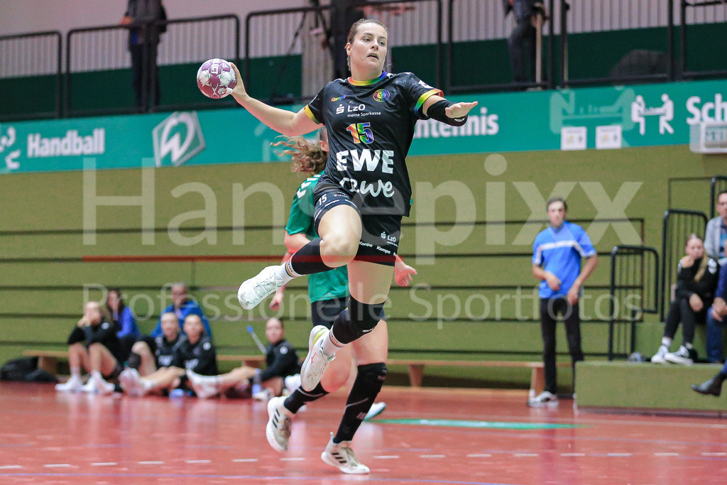 Handball, Testspiel Frauen, SV Werder Bremen - VfL Oldenburg | v.li.: Merle Carstensen (VfL Oldenburg, 15) beim Wurf, am Ball, Spielszene, Aktion, Action