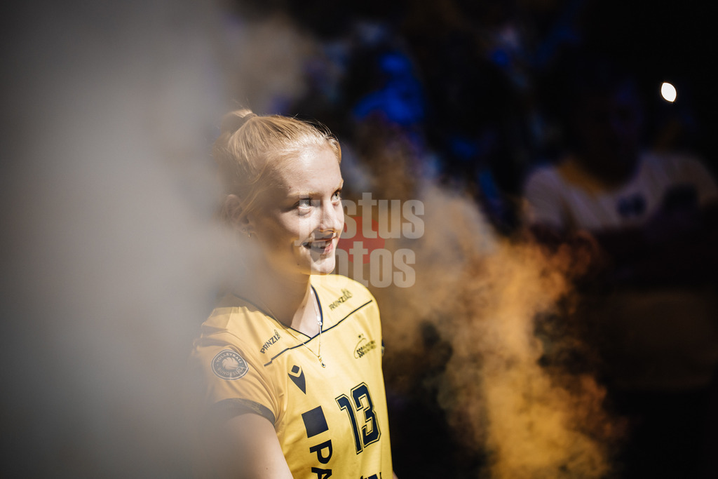 Volleyball | Frauen | Saison 2025/2026 | Volleyball Bundesliga | SSC Palmberg Schwerin vs. ETV Hamburger Volksbank Volleys | 18.10.2025 | Luisa van Clewe (#13, SSC Palmberg Schwerin) beim Einlauf in die Arena