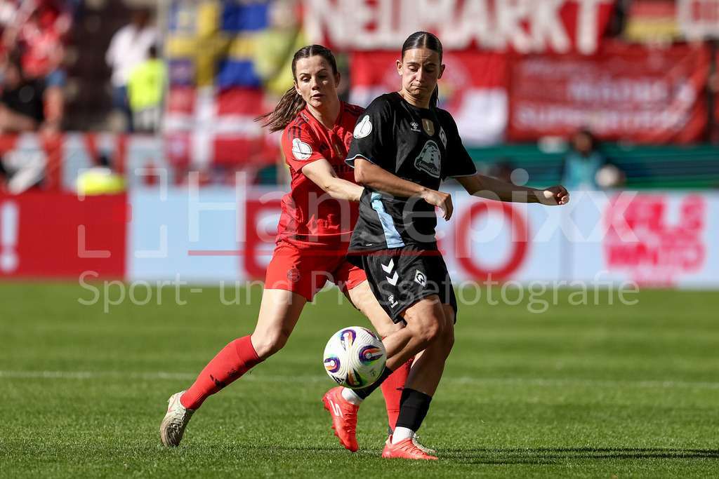 Fussball, DFB-Pokal Finale Frauen, FC Bayern München - SV Werder Bremen | v.li.: Tuva Hansen (FC Bayern München, 6) und Tuana Mahmoud (SV Werder Bremen, 10) im Zweikampf, Duell, Dynamik, Aktion, Action, Spielszene, DIE DFB-RICHTLINIEN UNTERSAGEN JEGLICHE NUTZUNG VON FOTOS ALS SEQUENZBILDER UND/ODER VIDEOÄHNLICHE FOTOSTRECKEN. DFB REGULATIONS PROHIBIT ANY USE OF PHOTOGRAPHS AS IMAGE SEQUENCES AND/OR QUASI-VIDEO.