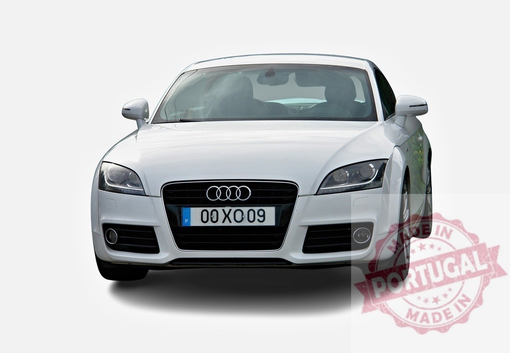White Audi TT coupe arriving on white background | Stylish white Audi TT coupe arriving on a white background, showcasing its sleek design and sporty elegance - Realisiert mit Pictrs.com