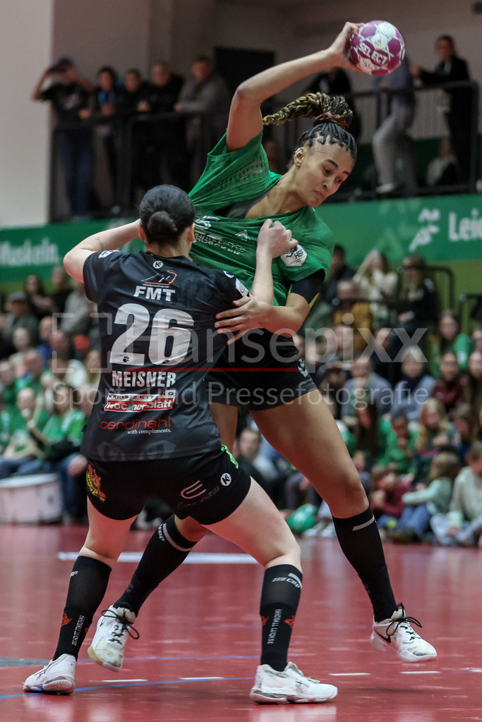 Handball, 2. Bundesliga Frauen, SV Werder Bremen - HL Buchholz 08-Rosengarten | v.li.: Jule Meisner (HL Buchholz 08-Rosengarten, 26) und Naomi Conze (SV Werder Bremen, 5) im Zweikampf, Duell, Spielszene, Aktion, Action