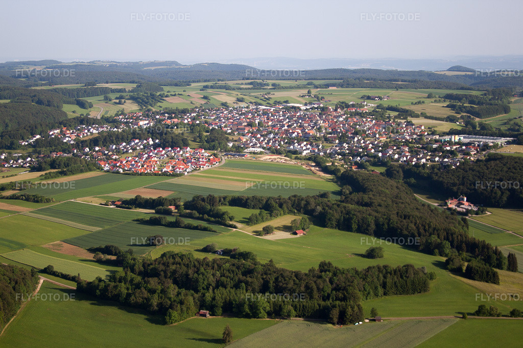 Luftbild: Ortsansicht im Ortsteil Feldstetten in Laichingen im Bundesland Baden-Württemberg in Deutschland. Foto: IMG_67322.jpg vom 08.06.2014 durch Werner Riehm/FLY-FOTO.de