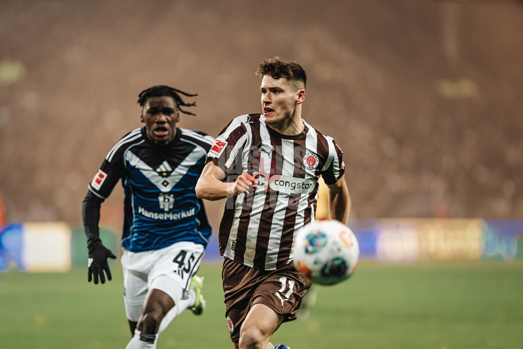 Fußball | Männer | Saison 2025/2026  | Fußball-Bundesliga | 19. Spieltag | FC St. Pauli vs. Hamburger SV | 23.01.2026 | v.l. Fabio Balde (#45, HSV) und Arkadiusz Pyrka (#11, FC St. Pauli)
