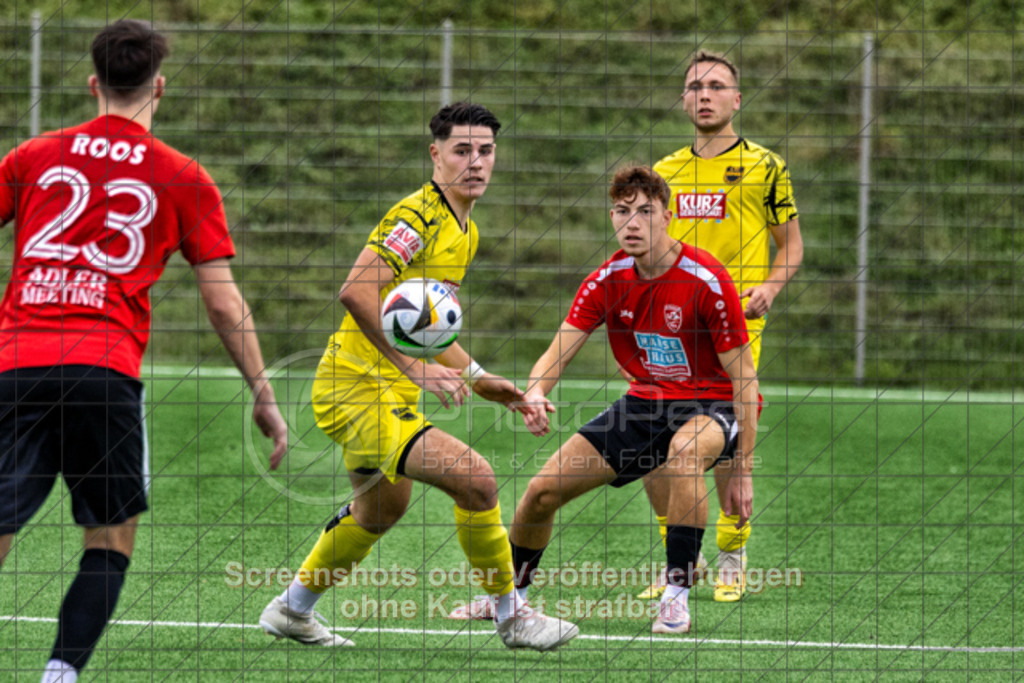 20251012_163626_0053-Bearbeitet | Alexander Meyer (1.FC Heiningen #14)1.FC Heiningen (gelb) vs. SV Ebersbach (rot), Fußball, Bezirksliga - Bezirk Neckar/Fils, 08. Spieltag, Saison 2025/2026, Kunstrasenplatz, Sportzentrum Heiningen, Krautgarten 1,73092 Heiningen, 12.10.2025 - 15:30 Uhr,Foto: PhotoPeet-Sportfotografie/Peter Harich