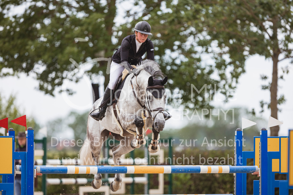 240614_Lemwerder_M2-Springen-425 | Deine schönsten Turniermomente als professionelle Fotos! Entdecke hochwertige Pferdesport-Fotografie im Online-Shop. Jetzt Fotos finden & bestellen!