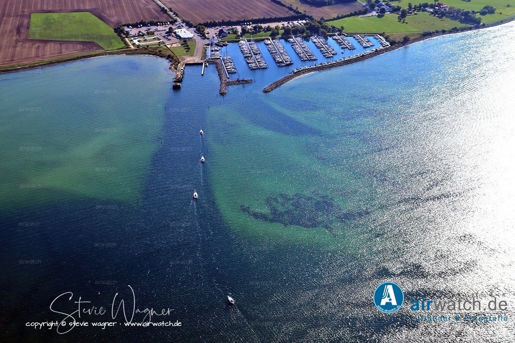 Luftbild Gelting Mole -  Fähranleger | Aufgrund der Entscheidung der Europäischen Union, den zollfreien Verkauf innerhalb der EU einzustellen, brach diese wichtige Einnahmequelle weg. Die Fährverbindung war wirtschaftlich nicht mehr tragfähig und wurde am 30. Juni 1999 eingestellt. Die technischen Einrichtungen des Fähranlegers wurden teilweise abgebaut.