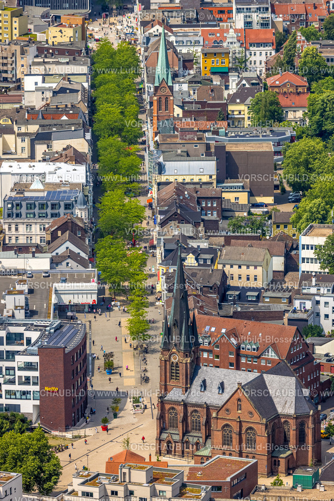 Herne250602141 | Luftbild, Kreuzkirche am Eingang der Bahnhofstraße Fußgängerzone mit grünen Bäumen, oben die St. Bonifatiuskirche, Herne-Mitte, Herne, Ruhrgebiet, Nordrhein-Westfalen, Deutschland