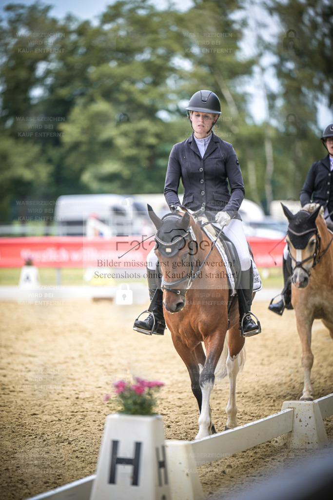 DOS_7417 | Entdecke hochwertige Reitturnierfotos von Foto Oger. Professionell, emotional und authentisch – jetzt Lieblingsmomente im Shop bestellen. - Realisiert mit Pictrs.com