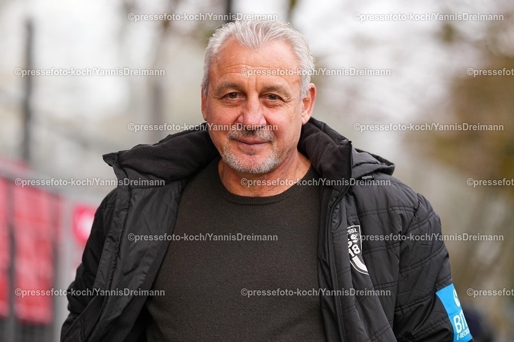 xYDRx06122501007 | 06.12.2025, xydrx, Fußball, 3.Liga, FC Viktoria Köln - SSV Ulm 1846, Saison 2025 2026, Sportpark Höhenberg:  Pavel Dotchev (Cheftrainer SSV Ulm)      DFB regulations prohibit any use of photographs as image sequences and or quasi-video.Photo: xYannisxDreimannxPressefotoKochx