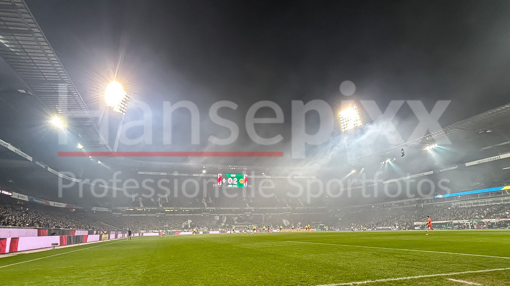 Fussball, Bundesliga, SV Werder Bremen - Borussia Dortmund | v.li.: Übersicht, Überblick, Blick ins wohninvest WESERSTADION, Flutlicht, Stadion, Athmosphäre, Nebelschwarden, Nebel, Pyro, Bengalos, Symbolfoto, Symbolbild Fussball, Fußball, DIE DFL-RICHTLINIEN UNTERSAGEN JEGLICHE NUTZUNG VON FOTOS ALS SEQUENZBILDER UND/ODER VIDEOÄHNLICHE FOTOSTRECKEN. DFL REGULATIONS PROHIBIT ANY USE OF PHOTOGRAPHS AS IMAGE SEQUENCES AND/OR QUASI-VIDEO.