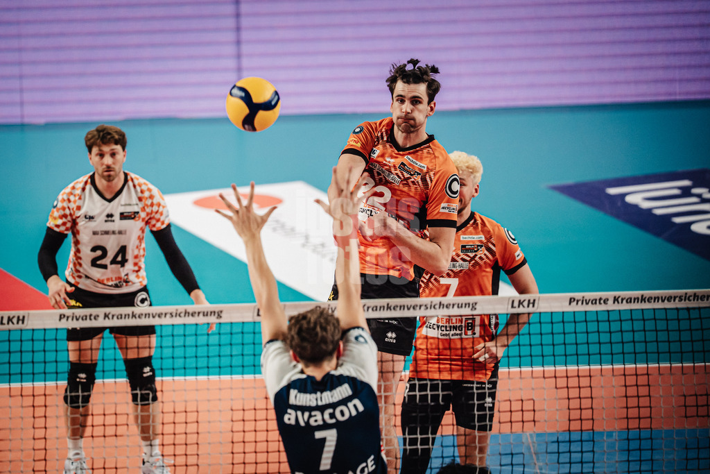 Volleyball | Herren | Saison 2024/2025 | 1. Volleyball Bundesliga Männer | Finale | SVG Lüneburg vs. BERLIN RECYCLING Volleys | 01.05.2025 | Angriff von Jake Hanes (#22, Berlin Recycling Volleys) gegen Joscha Kunstmann (#7, SVG Lüneburg)