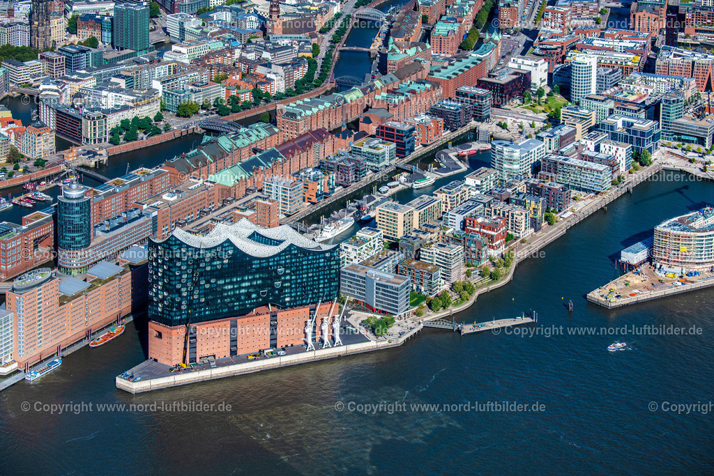 Hamburg_Elbphilharmonie_ELS_3258200922 | HAMBURG 20.09.2022 Elbphilharmonie am Ufer der Elbe in Hamburg. Das Konzerthaus- Gebäude im Stadtteil Hamburg-HafenCity befindet sich am Ufer der Elbe der Hansestadt. Weiterführende Informationen bei: BGT Bischoff Glastechnik AG,  Drees &amp; Sommer SE,  Herzog &amp; de Meuron,  Höhler+Partner Architekten PartGmbB,  IBB GmbH - Ingenieurbüro für Brandschutz von Bauarten,  Ingenieurbüro Dr. Siebert Büro für Bauwesen,  Quantum Immobilien AG,  ReGe Hamburg Projekt-Realisierungsgesellschaft mbH. // The Elbe Philharmonic Hall on the river bank of the Elbe in Hamburg. Further information at: BGT Bischoff Glastechnik AG,  Drees &amp; Sommer SE,  Herzog &amp; de Meuron,  Hoehler+Partner Architekten PartGmbB,  IBB GmbH - Ingenieurbuero fuer Brandschutz von Bauarten,  Ingenieurbuero Dr. Siebert Buero fuer Bauwesen,  Quantum Immobilien AG,  ReGe Hamburg Projekt-Realisierungsgesellschaft mbH. Foto: Martin Elsen