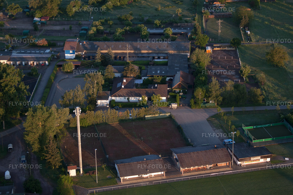 Luftbild: Reit- und Fahrverein e. V. Billigheim im Ortsteil Billigheim in Billigheim-Ingenheim im Bundesland Rheinland-Pfalz in Deutschland. Foto: IMG_64548.jpg vom 04.05.2014 durch Werner Riehm/FLY-FOTO.de