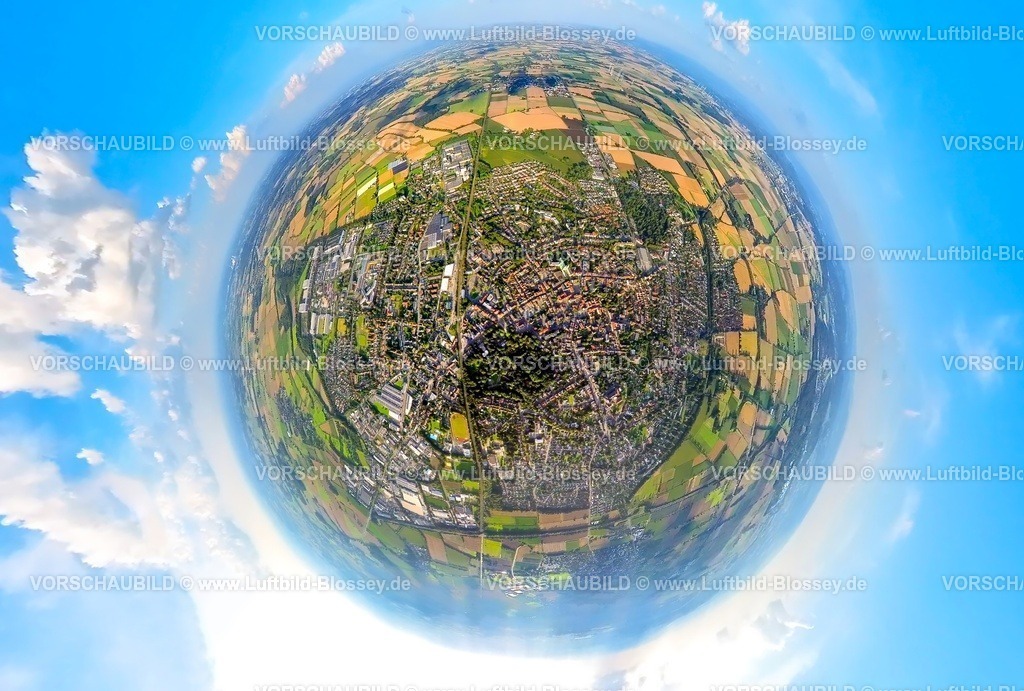 Werl230891056 Werl Mitte-topaz | Luftbild, Ortsansicht Werl, Werl-Mitte umgeben von Wiesen und Feldern, mit Kurpark und Wallfahrtsbasilika Mariä Heimsuchung, Erdkugel, Fisheye Aufnahme, Fischaugen Aufnahme, 360 Grad Aufnahme, tiny world, Werl, Ruhrgebiet, Nordrhein-Westfalen, Deutschland