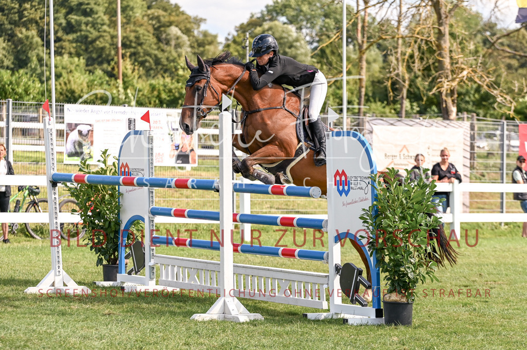 Schugtsche-Düren.2024-10.Springprf.M_-49 | Schugtsche Fotografie - Realisiert mit Pictrs.com