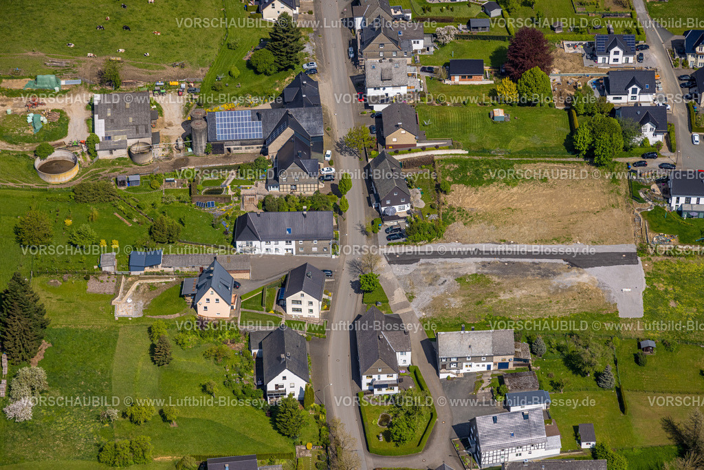 Brilon240503334 | Luftbild, Wohngebiet mit Brachflächen an der Kreuzbergstraße, Altenbüren, Brilon, Sauerland, Nordrhein-Westfalen, Deutschland