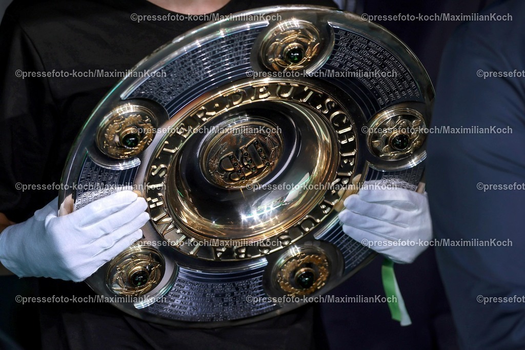 BMG02082501108 | 02.08.2025, Fußball, Borussia Mönchengladbach - FC Valencia, 125 Jahrfeier Jubiläumsspiel, Borussia-Park, Saison 2025 2026: Meisterschale Deutscher Meister Meisterschaft Pokal Ehrenpreis Trophäe DFB regulations prohibit any use of photographs as image sequences and or quasi-video.