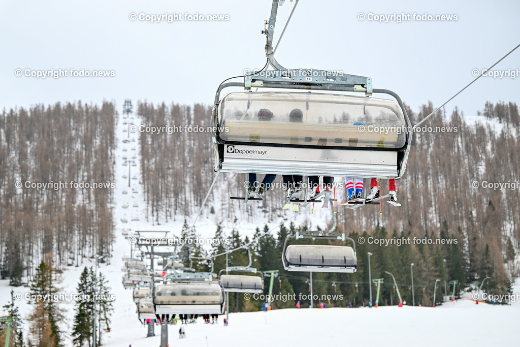 Skigebiet_ Sessellift_ 10.02.2024_-2 | 10.02.2024, Hinterstoder, AUT, Skigebiet, im Bild  Sessellift, Skifahren, Skifahrer, Snowboard, Fun, Action, Bergbahn, Schnee, Sport, Winter, Wintersport, Berg, Piste, Doppelmayr, Themenbild, Feature, Symbolbild
