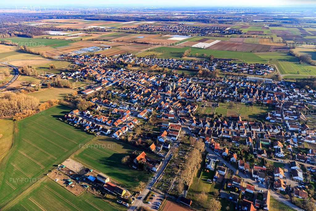 Luftbild: Ortsansicht von Westen im Ortsteil Geinsheim in Neustadt im Bundesland Rheinland-Pfalz in Deutschland. Foto: IMG_126054.jpg vom 07.03.2021 durch Werner Riehm/FLY-FOTO.de