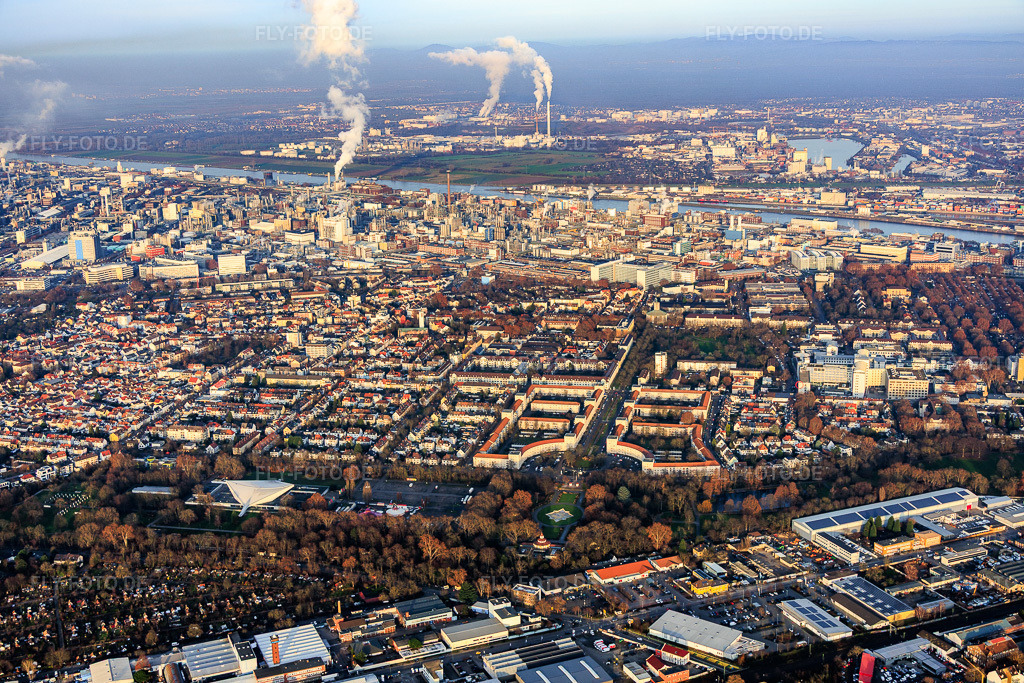 Luftbild: Wohnanlage Ebertstraße am Ebertpark im Ortsteil Friesenheim in Ludwigshafen im Bundesland Rheinland-Pfalz in Deutschland. Foto: IMG_151999.jpg vom 12.12.2025 durch Werner Riehm/FLY-FOTO.de