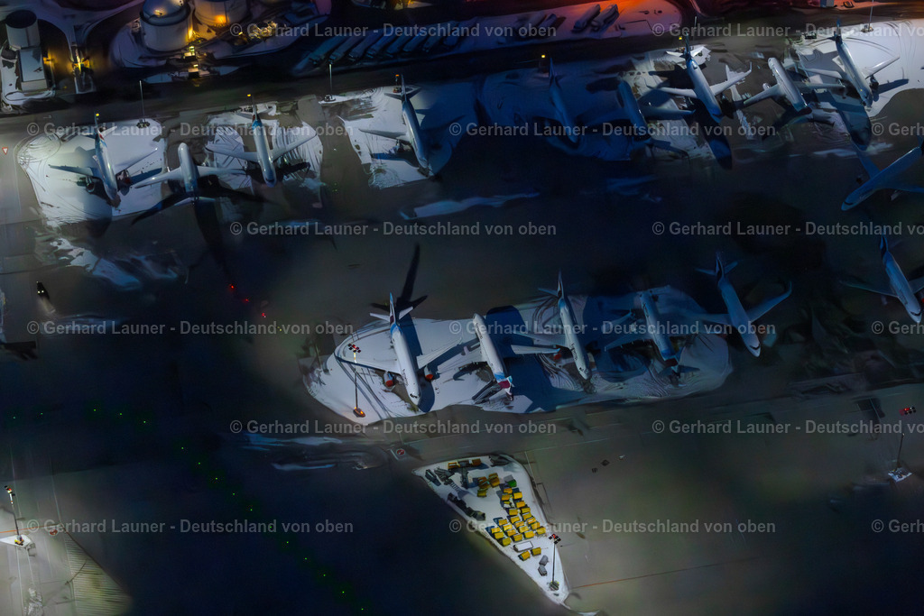 4045221 | STUTTGART 14.02.2021 Nacht- Lichter und Beleuchtung Abfertigungs- Gebäude und Terminals auf dem Gelände des Flughafen in Stuttgart im Bundesland Baden-Württemberg. Weiterführende Informationen bei: Flughafen Stuttgart GmbH. Keine POD - Print on Demand Verwendungen zulässig ! // Night lighting dispatch building and terminals on the premises of the airport in Stuttgart in the state Baden-Wuerttemberg. Further information at: Flughafen Stuttgart GmbH. No POD - Print on Demand uses allowed! Foto: Gerhard Launer