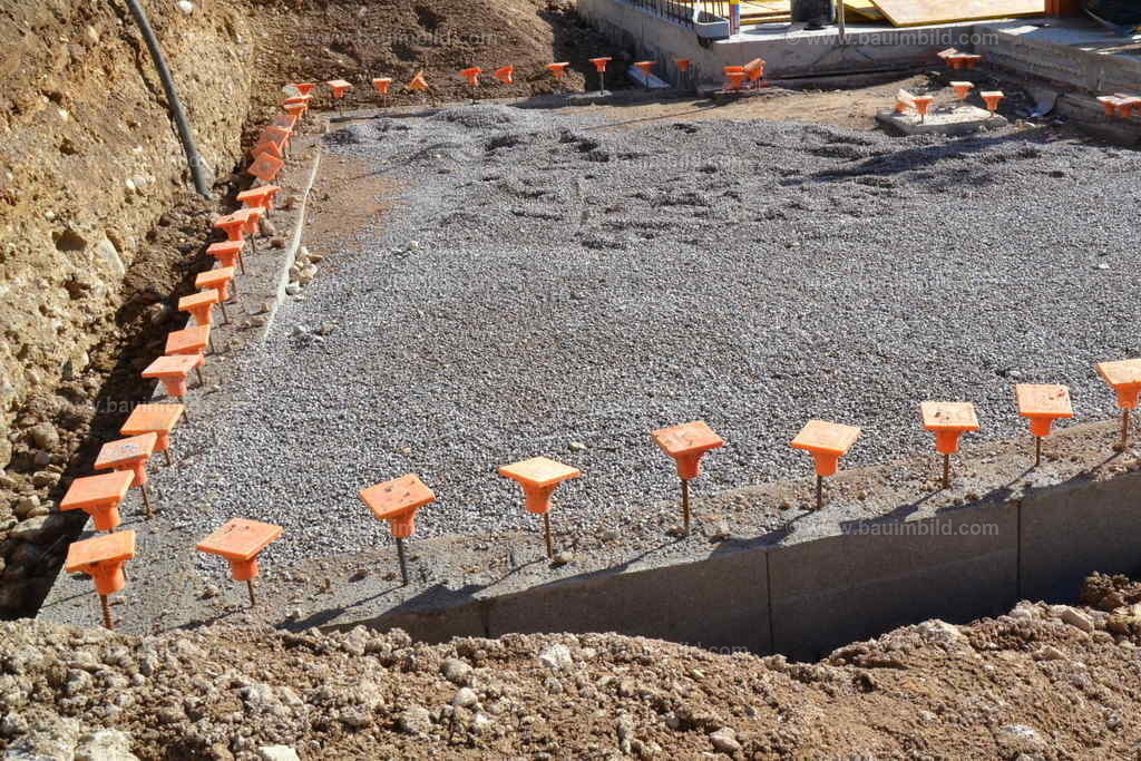 Schutzkappen für Steckeisen | Frostschürze aus Schalsteinenmauerwerk mit Schutzkappen auf Bewehrungsstäben
