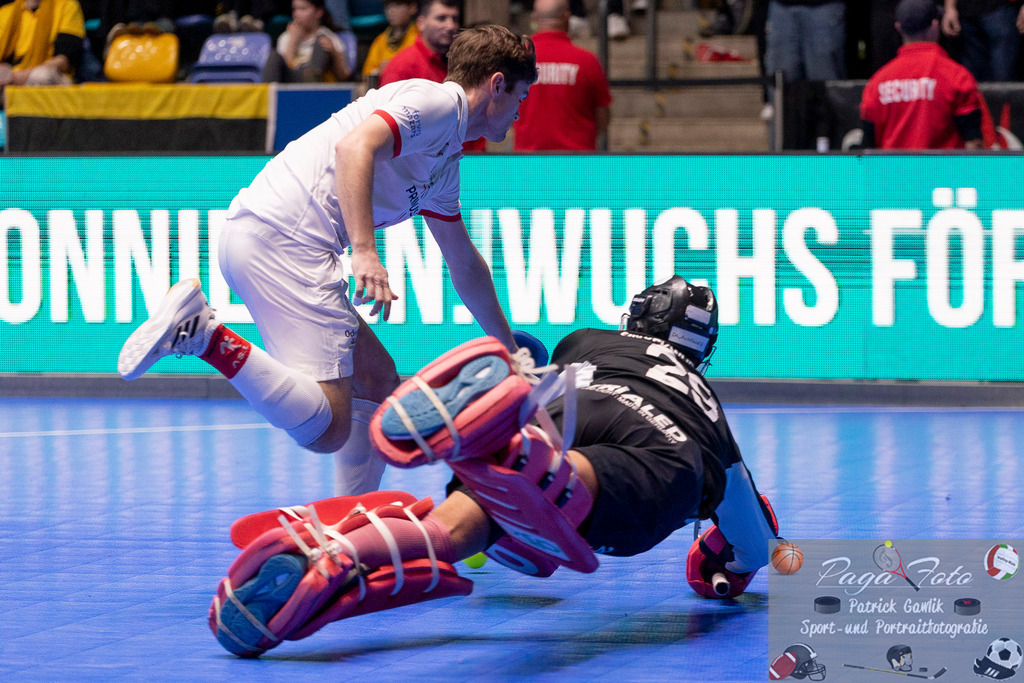 Volvo E.R.B. Final 4 Halbfinale Männer: TSV Mannheim Hockey - Crefelder HTC, 25.01.2025 | Joshua William Onyekuwe Nnaji (Crefelder HTC #29) & Marius Haber (TSV Mannheim #25), TSV Mannheim Hockey - Crefelder HTC, Frankfurt, Süwag Arena, 25.1.2025 - Realisiert mit Pictrs.com