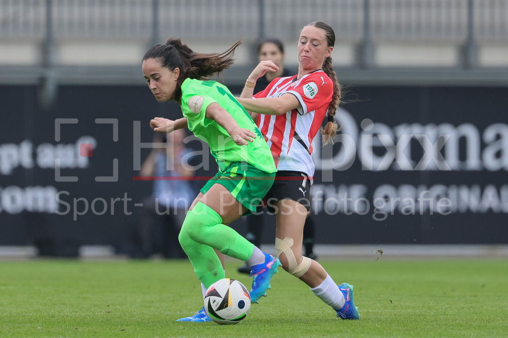 Fussball, Testspiel Frauen, VfL Wolfsburg - PSV Eindhoven | v.li.: Nuria Rabano (VfL Wolfsburg, 14) und Zera Hulswit (PSV Eindhoven, 7) im Zweikampf, Duell, Dynamik, Aktion, Action, Spielszene