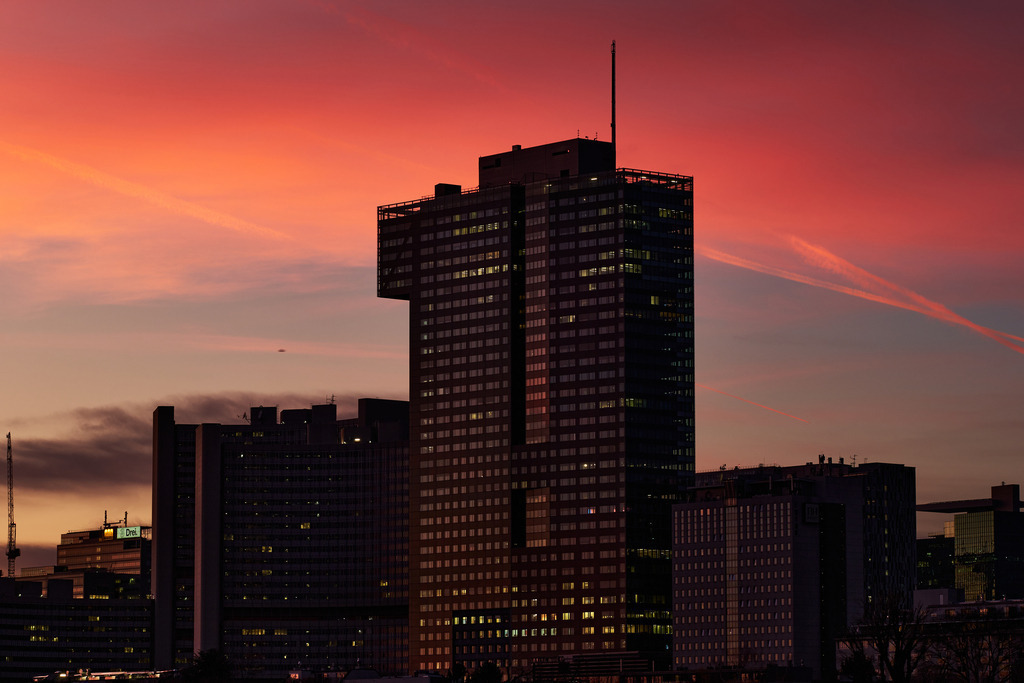 Blick über die Donau auf die Donaucity im Abendrot | Wien, Austria - December 27, 2023: Blick über die Donau auf die Donaucity im Abendrot. - Realisiert mit Pictrs.com