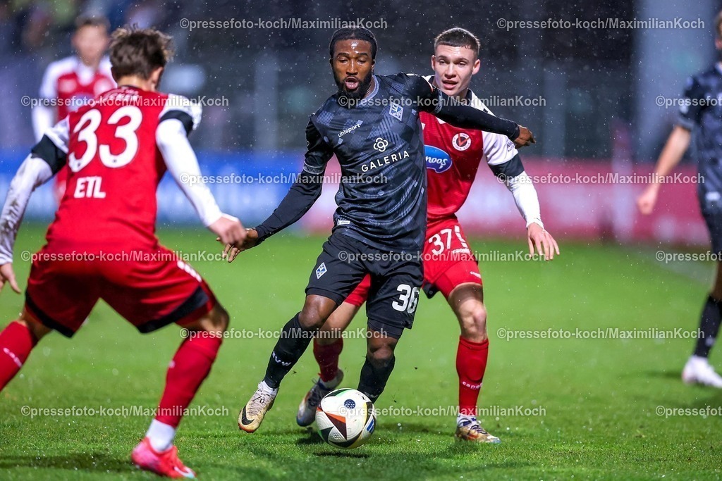 FCVK24012501008 | 24.01.2025, Fußball, FC Viktoria Köln – SV Waldhof Mannheim 07, 3.Liga, Sportpark Höhenberg, Saison 2024 2025: Kelvin Arase (SV Mannheim #36) im Zweikampf gegen Niklas May (Viktoria Köln #37)DFB regulations prohibit any use of photographs as image sequences and or quasi-video.