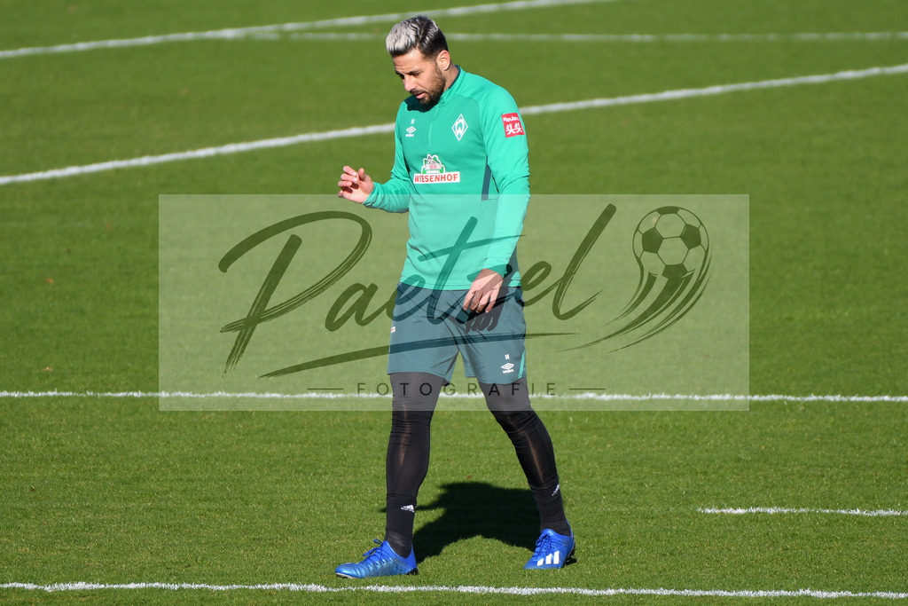 20200205_TRASVW_0035 | Fußball, Herren: Claudio Pizarro (SV Werder Bremen) schaut waehrend der Trainingseinheit des SV Werder Bremen im Wohninvest Weserstadion am 05.02.2020 in Bremen, Deutschland. - Realisiert mit Pictrs.com