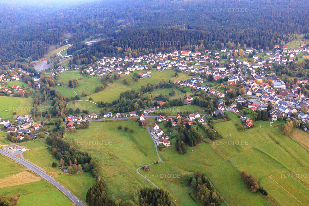 Luftbild: Ortsansicht von Westen im Ortsteil Fröbershammer in Bischofsgrün im Bundesland Bayern in Deutschland. Foto: IMG_45773-1820.jpg vom 25.09.2011 durch Werner Riehm/FLY-FOTO.deAuflösung des Originals: 4752 x 3168 px