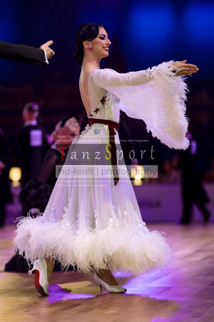 20241215_WDSF_Int_Open_Std-Riga-9233 | Tanzsportbilder, Standardtanz, Lateintanz, WDSF, DTV, LTVB, dancecomp, goc, hessen tanzt, blaues band der spree, walzer, tango, wiener walzer, slowfox, quickstepp, samba, rumba, cha-cha-cha, paso doble. jive, hd-kroft photography, turniertanzsport